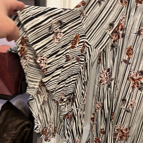 Womans large top Bell Sleeves - Picture 2 of 4